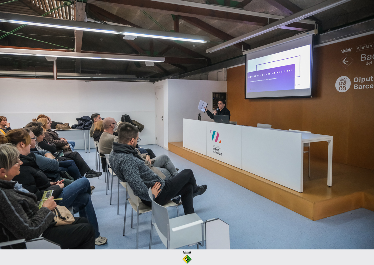L´alcalde de Badia del Vallès, Josep Martínez Valencia, ha presentat aquest migdia als paradistes l´avantprojecte del nou model de mercat municipal. L´alcalde de Badia del Vallès, Josep Martínez Valencia, ha presentat aquest migdia als paradistes l´avantprojecte del nou model de mercat municipal.