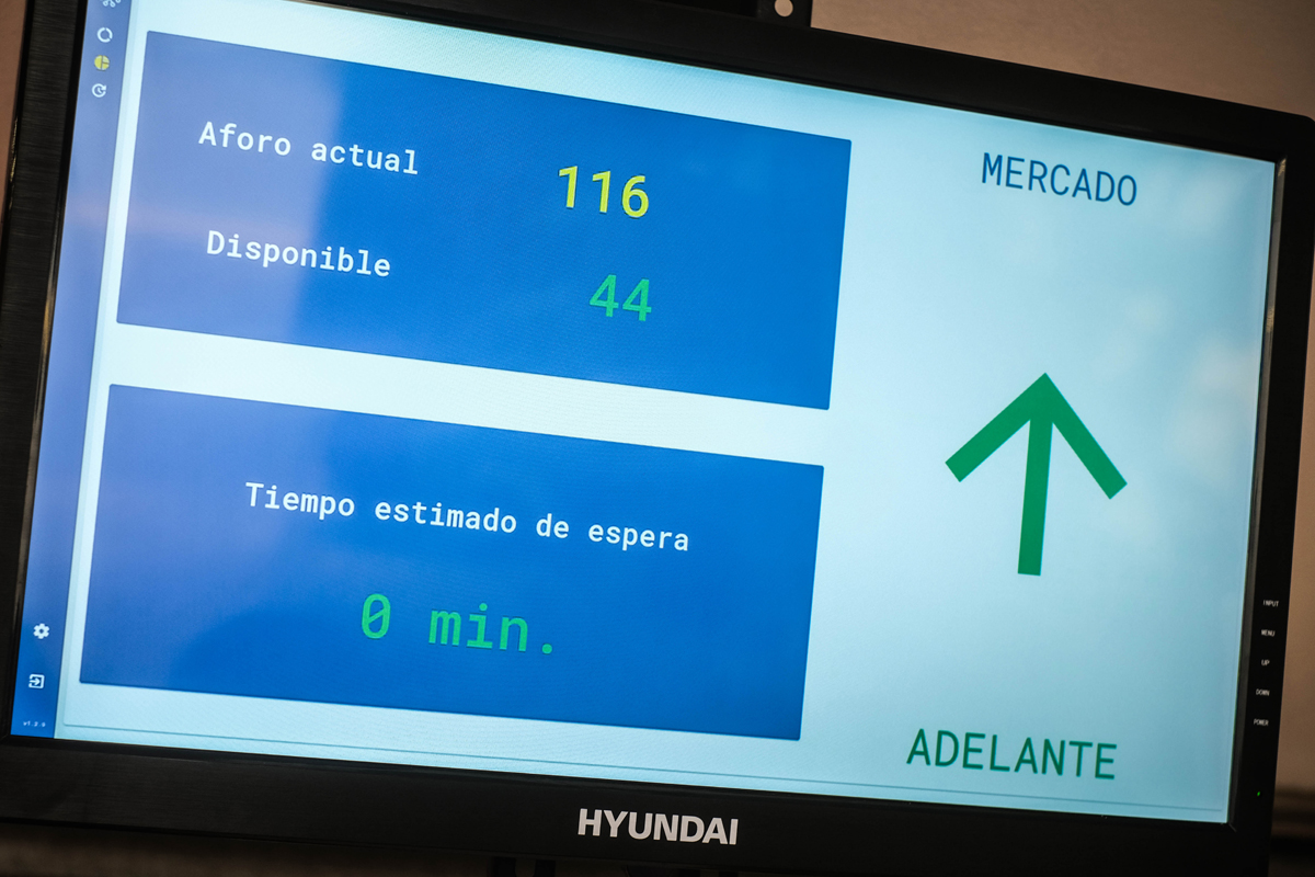 El nou control d'aforament a les quatre portes del Mercat Municipal