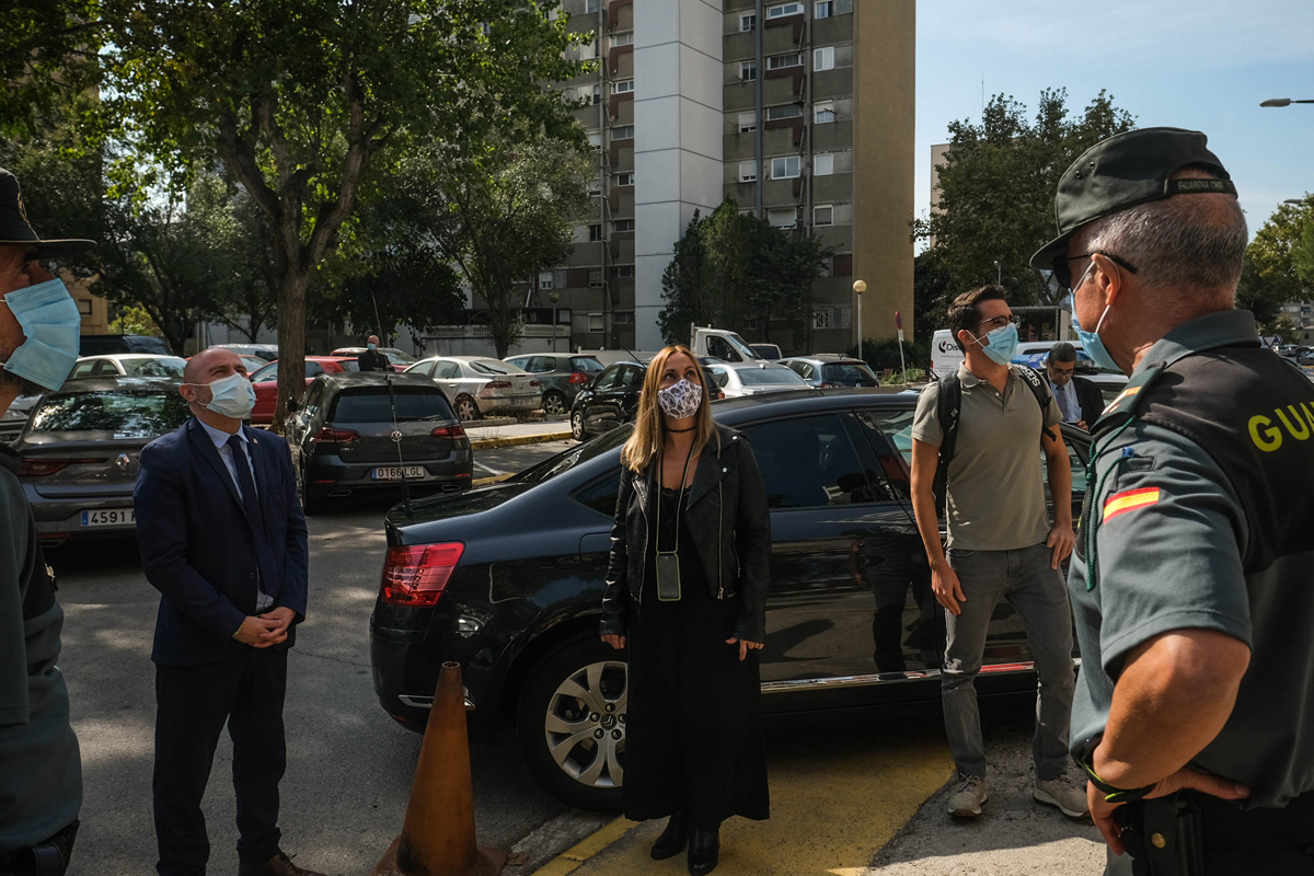 El sotsdelegat del Govern espanyol a Barcelona, Carlos Prieto, i lalcaldessa de Badia, Eva Menor, van visitar ahir les obres de rehabilitaci dels edificis de la Gurdia Civil, acompanyats de representants de linstitut armat a Badia.