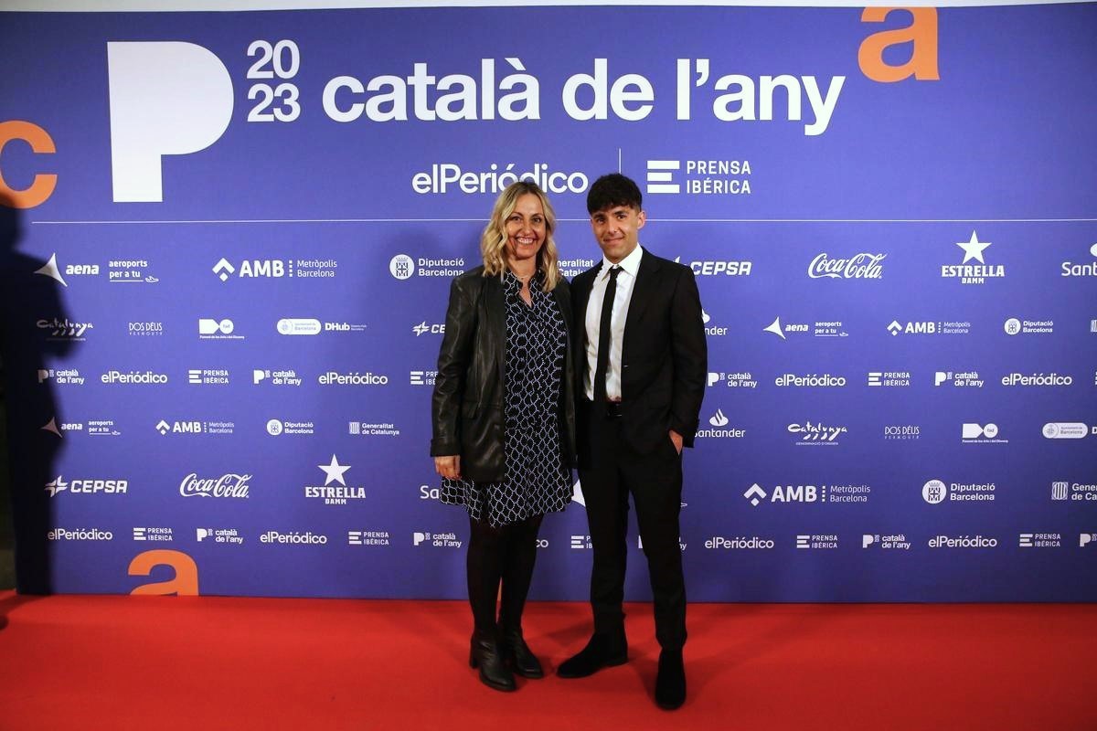 Antonio Daz, El Mago Pop, amb l'alcaldessa, Eva Menor, durant l'acte de lliurament del premi Catal de l'Any