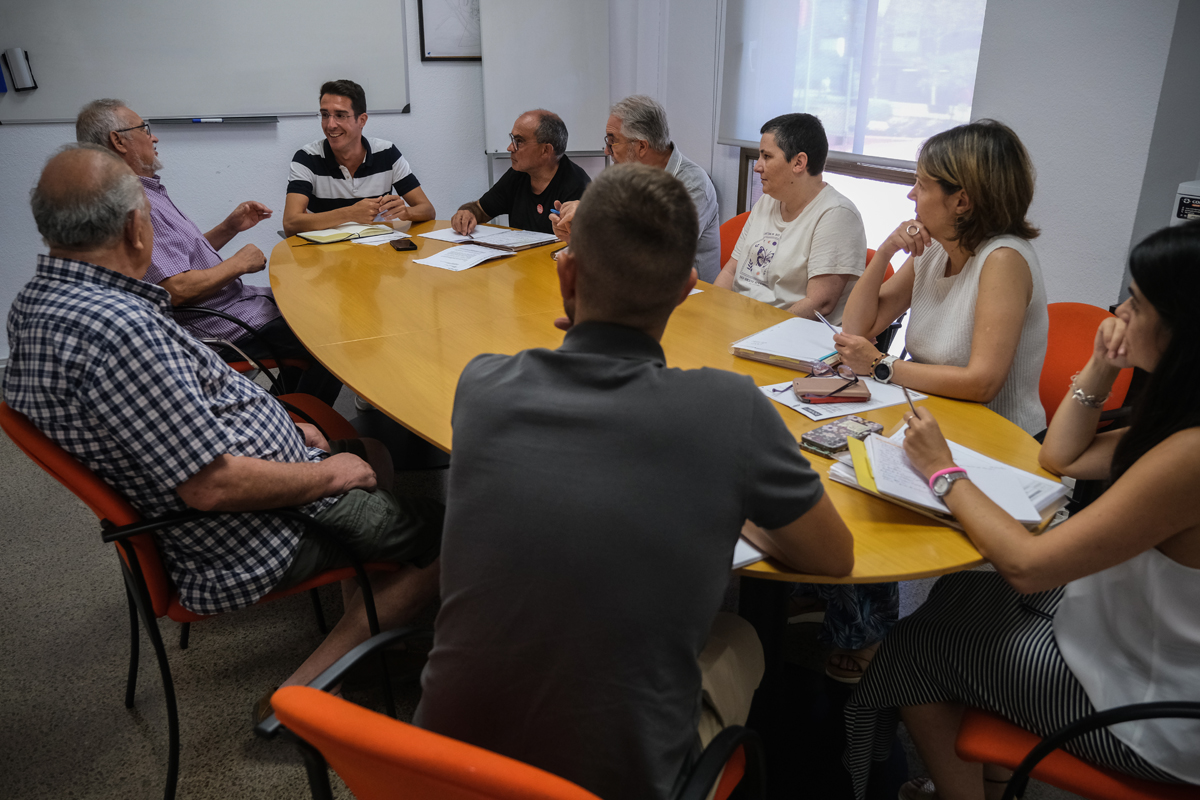 L'Ajuntament es reuneix amb l'Associaci de Vens per posar en com els treballs de retirada de l'amiant i la construcci dels balcons, entre altres temes