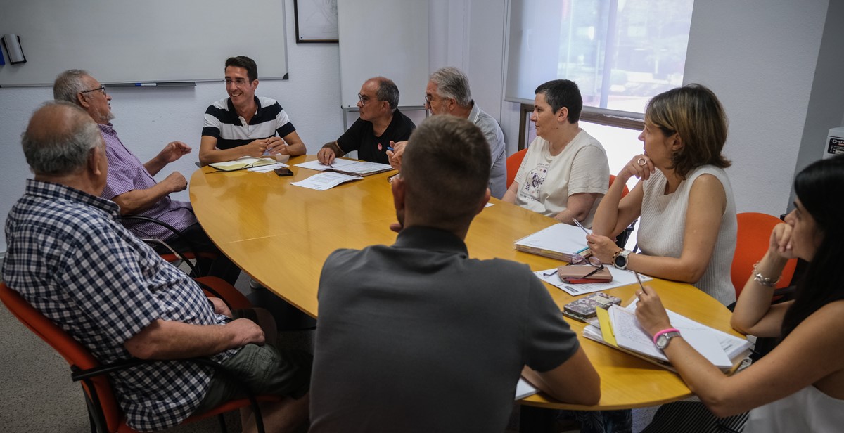 L'Ajuntament es reuneix amb l'Associaci de Vens per posar en com els treballs de retirada de l'amiant i la construcci dels balcons, entre altres temes