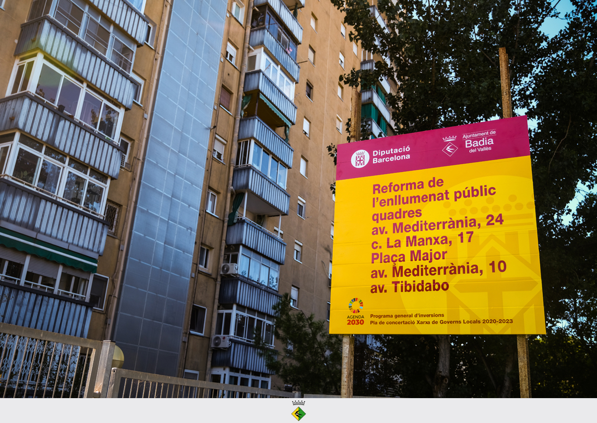 Un dels cartells que indiquen les obres de millora als sectors elctrics