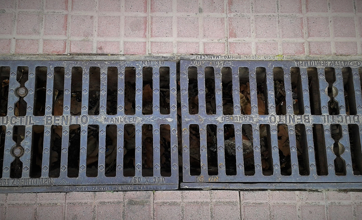 illuns, 28 doctubre, s'inicien les tasques de neteja d'embornals i reixes de la ciutat.