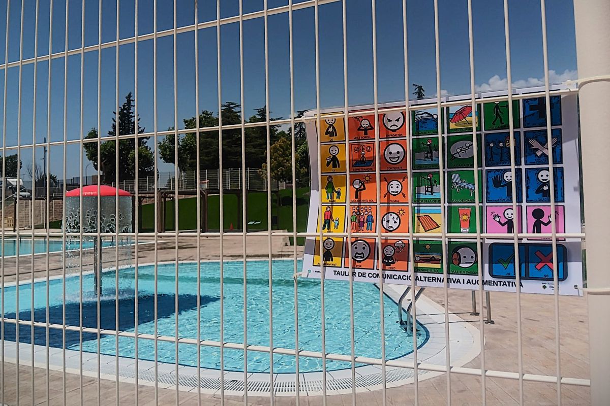 La piscina d´estiu de Badia incorpora un nou tauler de comunicació accessible per millorar la inclusió de totes les persones usuàries La piscina d´estiu de Badia incorpora un nou tauler de comunicació accessible per millorar la inclusió de totes les persones usuàries