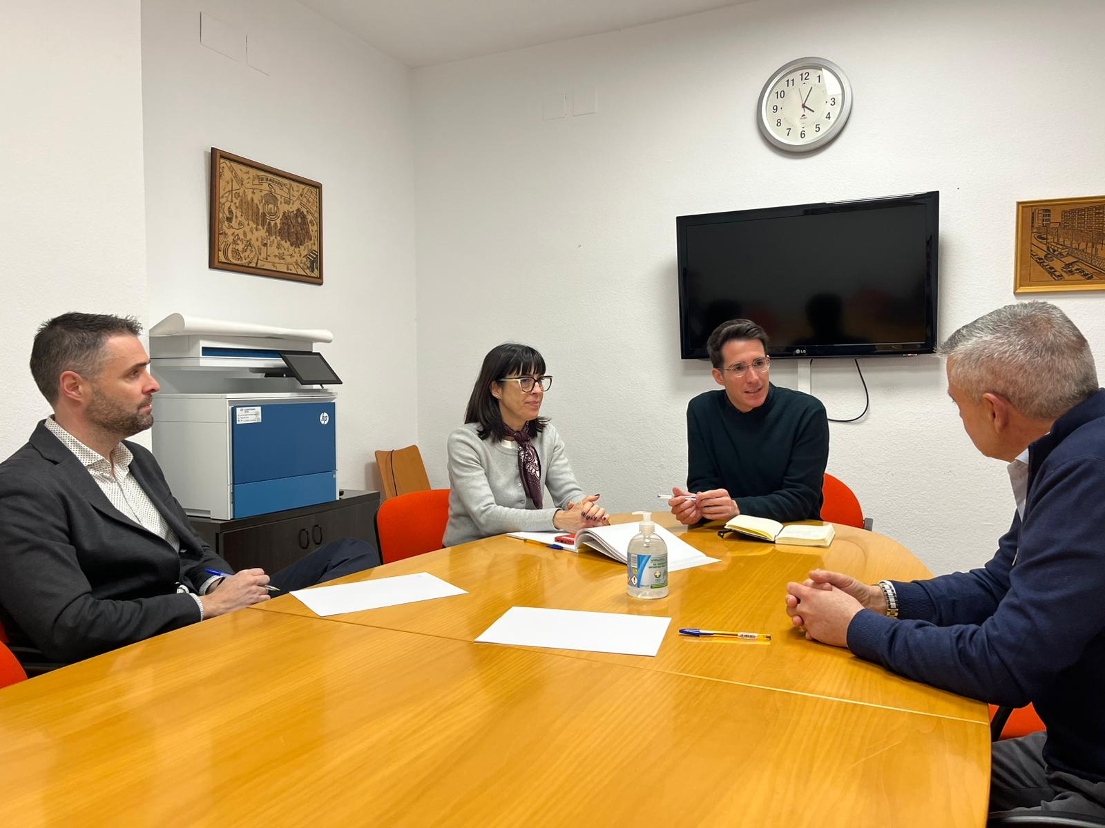 Reunió de l'alcalde amb el president i secretari-gerent del Gremi de Garatges de Barcelona i Província Reunió de l'alcalde amb el president i secretari-gerent del Gremi de Garatges de Barcelona i Província