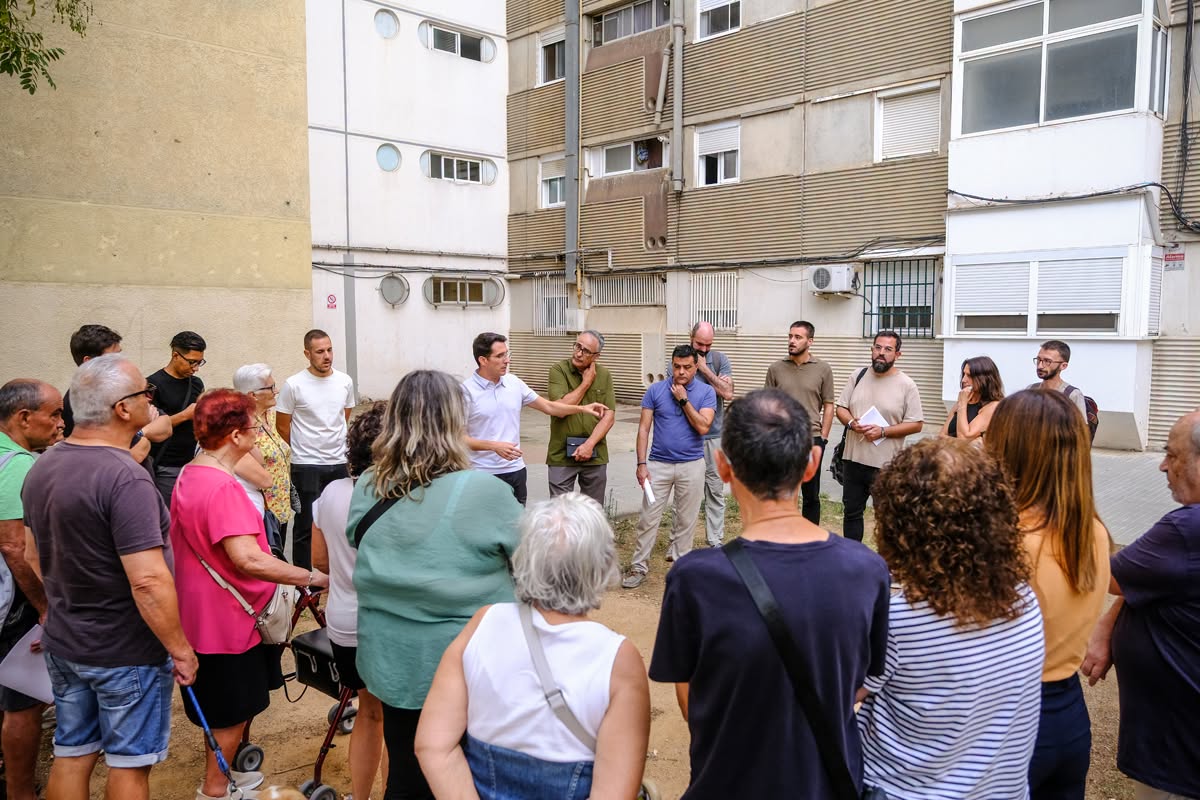 Reunió informativa sobre la retirada de l'amiant a veïns i veïnes del carrer Porto Reunió informativa sobre la retirada de l'amiant a veïns i veïnes del carrer Porto