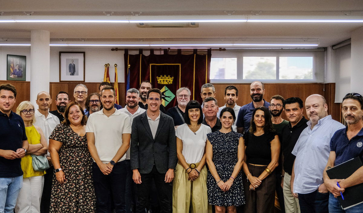 Reunió de coordinació de l´Ajuntament amb les empreses que retiraran l´amiant en 127 comunitats de Badia Reunió de coordinació de l´Ajuntament amb les empreses que retiraran l´amiant en 127 comunitats de Badia