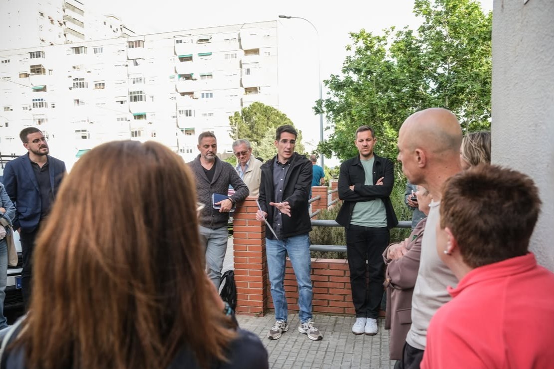 Reunió amb veïns i veïnes en el procés de retirada de l'amiant Reunió amb veïns i veïnes en el procés de retirada de l'amiant