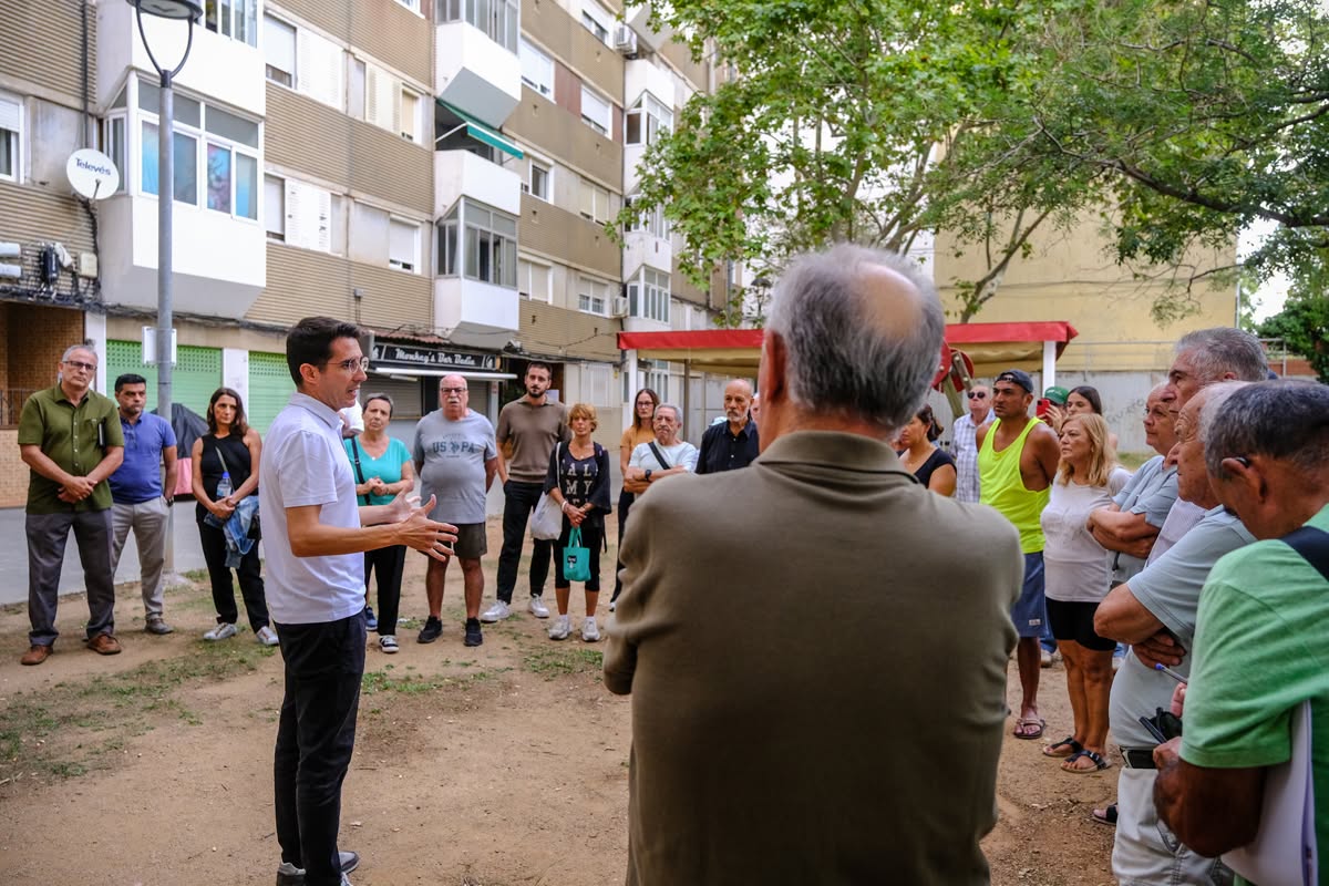 Reunió de retirada de l'amiant al carrer Porto Reunió de retirada de l'amiant al carrer Porto