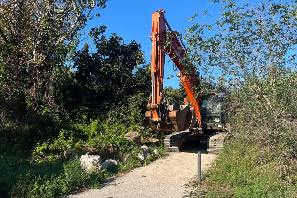 Comencen els treballs de reparació del camí d´accés a la UAB, afectat pels aiguats Comencen els treballs de reparació del camí d´accés a la UAB, afectat pels aiguats