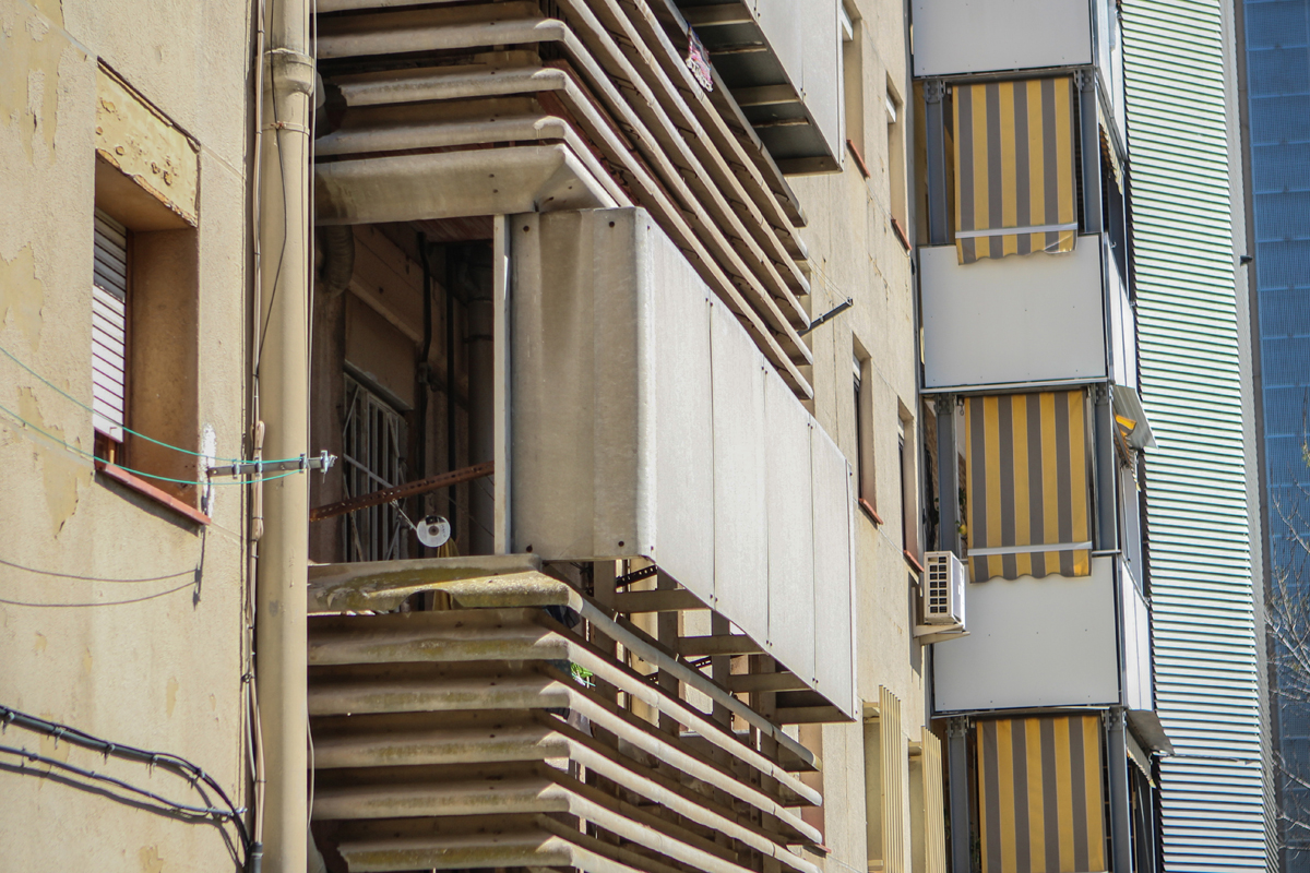 L´Ajuntament de Badia adjudica la retirada de l´amiant de 102 blocs de pisos L´Ajuntament de Badia adjudica la retirada de l´amiant de 102 blocs de pisos